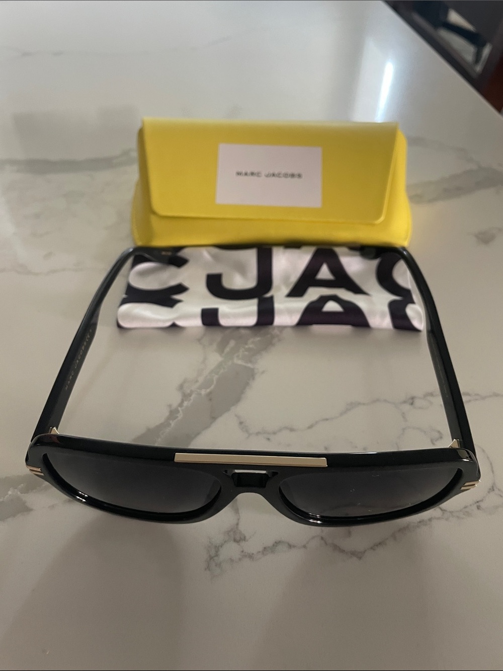 Marc Jacobs Unísex Black Frame Sunglasses w/Gold Accents & Gradient Gray Lenses - Picture 8 of 9